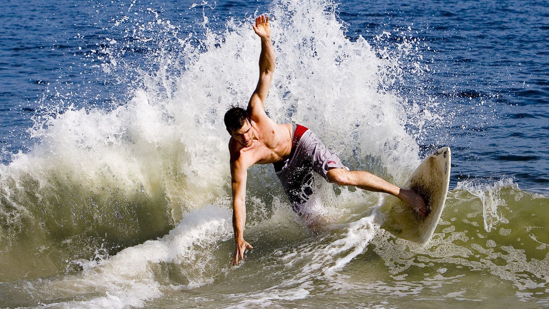 多特蒙德教练赛后追樊振东合影，输球也难掩敬意，多特蒙德现任主帅